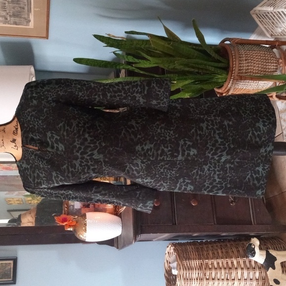 Lark & Ro Black and Green Leopard Print Long Sleeve Midi Dress - Picture 8 of 16